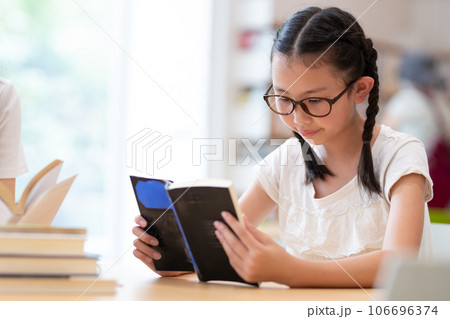 本を選ぶ女の子 106696374