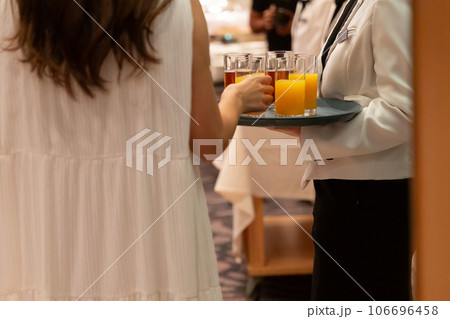 パーティー会場でトレイに載せたドリンク類 106696458