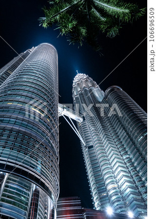 夜のライトアップされたペトロナスツインタワーを見上げる 106696509
