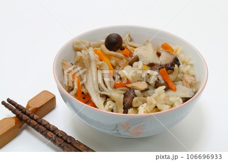 キノコとツナの炊き込みご飯 キノコとツナの炊き込みご飯 106696933