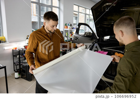 Armored foil film car coating process, worker team wrapping automobile 106696952