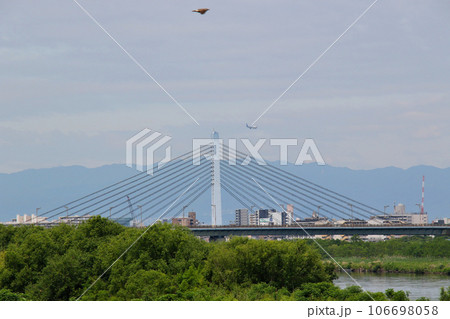 一級河川淀川と菅原城北大橋　その上空の航空機と鳥 106698058