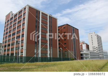 一級河川淀川の堤防から望む大阪工業大学大宮キャンパスの建物 一級河川淀川の堤防から望む大阪工業大学大宮キャンパスの建物 106698072