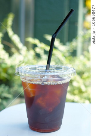 プラスチックカップに入ったアイスコーヒ 106698477