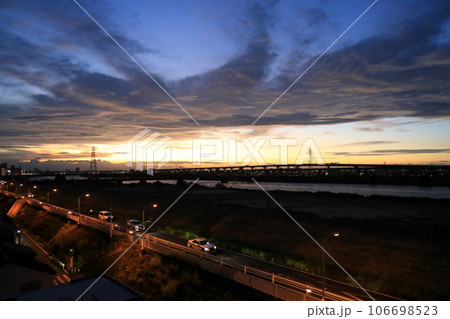 荒川夕景・西新井橋と首都高速環状線【東京都足立区】 106698523