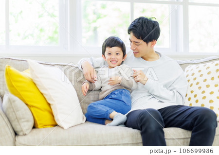 子供と仲良く過ごすお父さん 106699986
