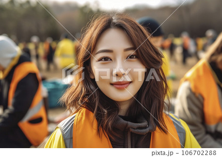 屋外で災害支援の活動に尽力する日本人女性ボランティア「AI生成画像」 106702288