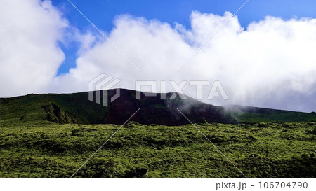 火口一周道から見た伊豆大島三原山の噴火口 106704790