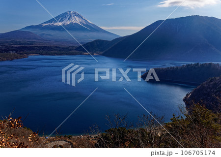 中ノ倉展望台から見る富士山と本栖湖 106705174