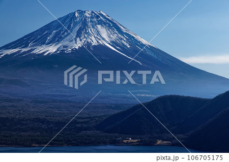 本栖湖・中ノ倉展望台から見る富士山 106705175