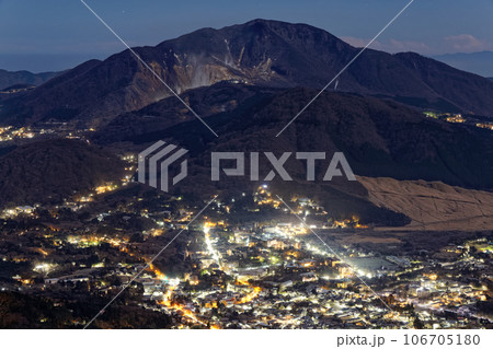 金時山から見る月明かりの箱根の山並み 106705180