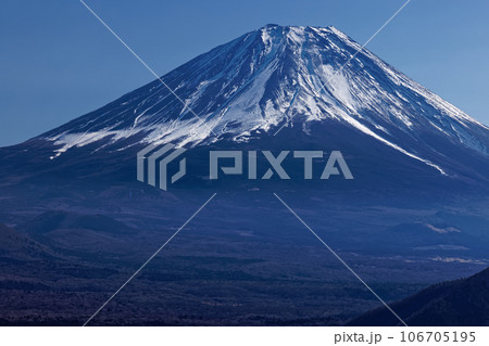 本栖湖・中ノ倉展望台から見る富士山 106705195