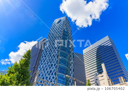 東京　新宿区　新宿副都心の夏空 106705402