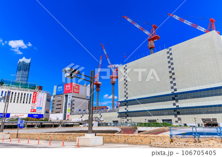 東京　新宿区　新宿駅西口の夏空 106705405