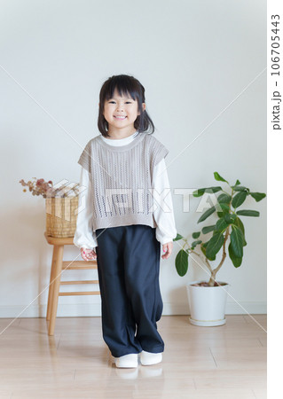 子供の春服秋服ファッションコーディネート全身（縦向き） 106705443