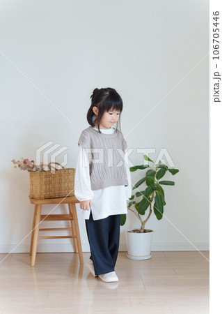 子供の春服秋服ファッションコーディネート全身(縦向き) 子供の春服秋服ファッションコーディネート全身(縦向き) 106705446