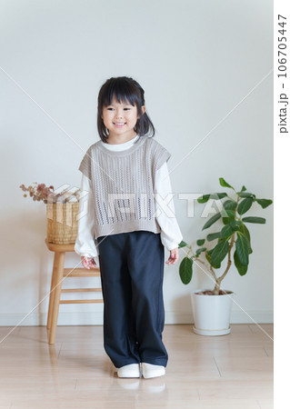 子供の春服秋服ファッションコーディネート全身(縦向き) 子供の春服秋服ファッションコーディネート全身(縦向き) 106705447