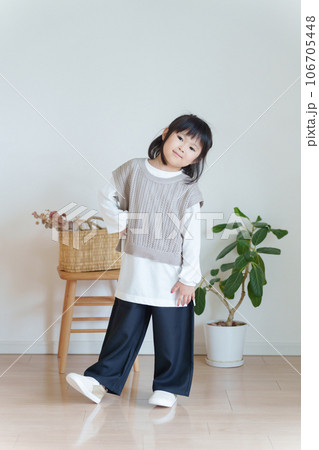 子供の春服秋服ファッションコーディネート全身(縦向き) 子供の春服秋服ファッションコーディネート全身(縦向き) 106705448