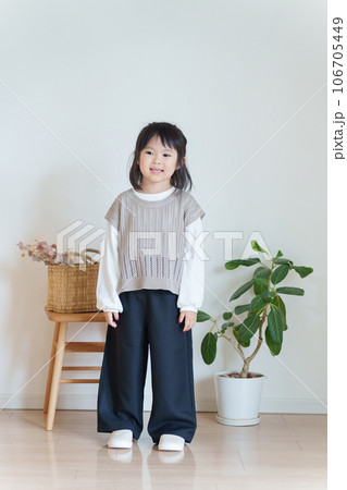 子供の春服秋服ファッションコーディネート全身(縦向き) 子供の春服秋服ファッションコーディネート全身(縦向き) 106705449