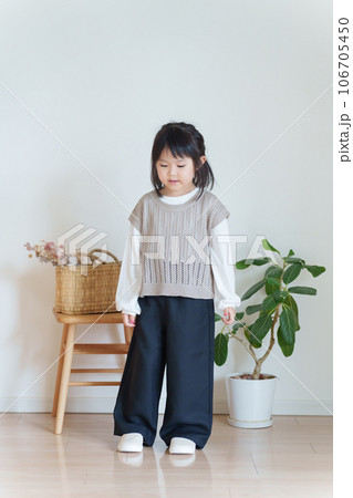 子供の春服秋服ファッションコーディネート全身(縦向き) 子供の春服秋服ファッションコーディネート全身(縦向き) 106705450
