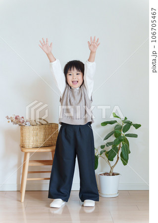 子供の春服秋服ファッションコーディネート全身（縦向き） 106705467