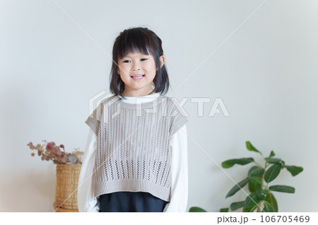 笑顔の子供 106705469