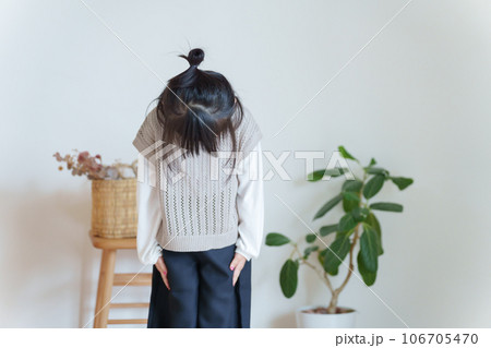俯く子供 106705470