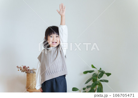 挙手する子供 106705471