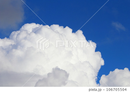 青空に浮かぶ白い雲 青空に浮かぶ白い雲 106705504