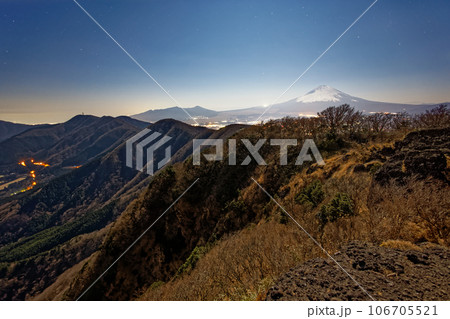 箱根・金時山から見る月明かりの富士山 106705521