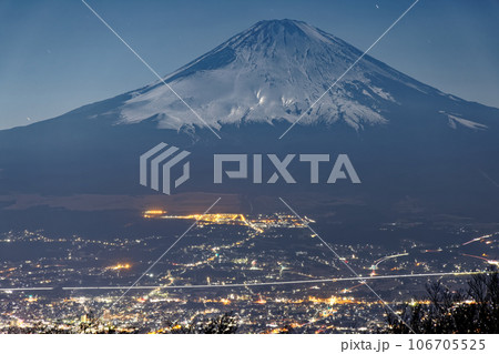 箱根・金時山から見る月明かりの富士山 106705525