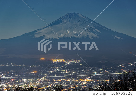 箱根・金時山から見る月明かりの富士山 箱根・金時山から見る月明かりの富士山 106705526