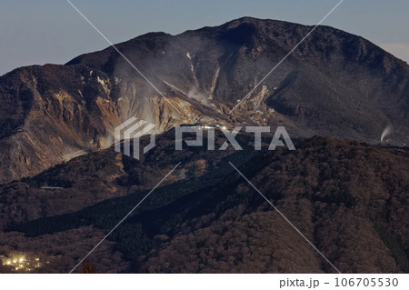 箱根・金時山から見る月明かりの大涌谷 106705530