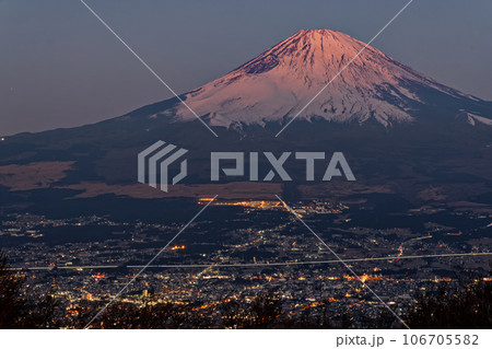 箱根・金時山から見る朝焼けの富士山 106705582