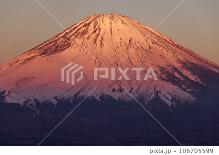 箱根・金時山から見る朝日差す富士山 箱根・金時山から見る朝日差す富士山 106705599