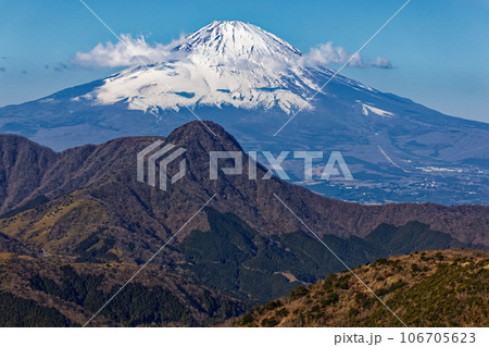 箱根・明神ヶ岳から見る富士山と金時山 106705623