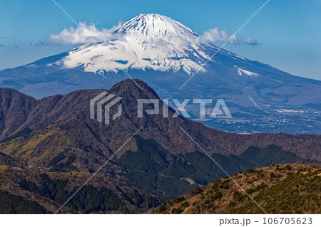 箱根・明神ヶ岳から見る富士山と金時山 箱根・明神ヶ岳から見る富士山と金時山 106705623