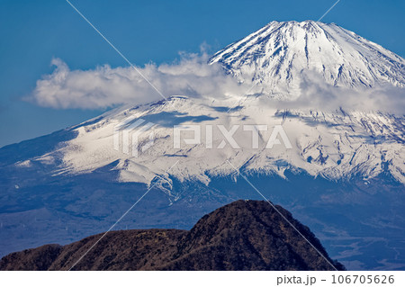 箱根・明神ヶ岳から見る富士山と金時山 106705626