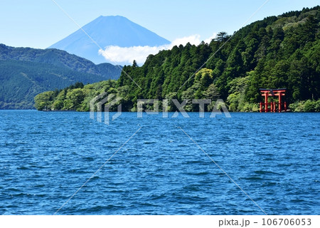 箱根町 芦ノ湖と富士山と箱根神社平和の鳥居の写真素材 [106706053] - PIXTA