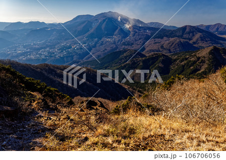 明神ヶ岳への稜線から見る噴煙上がる大涌谷と箱根の山並み 明神ヶ岳への稜線から見る噴煙上がる大涌谷と箱根の山並み 106706056