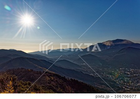 金時山から見る朝日と箱根の山並み 金時山から見る朝日と箱根の山並み 106706077