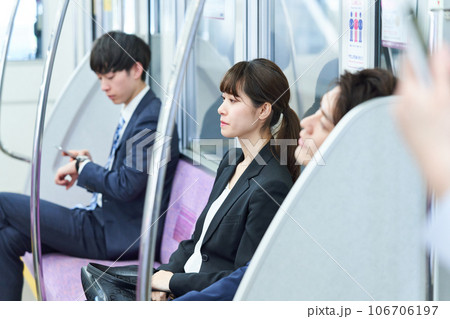 電車に乗車する男女 撮影協力「京王電鉄株式会社」 電車に乗車する男女 撮影協力「京王電鉄株式会社」 106706197