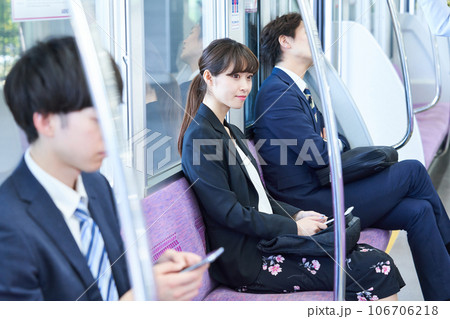 電車に乗車する男女　撮影協力「京王電鉄株式会社」 106706218