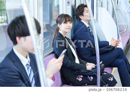 電車に乗車する男女　撮影協力「京王電鉄株式会社」 106706219
