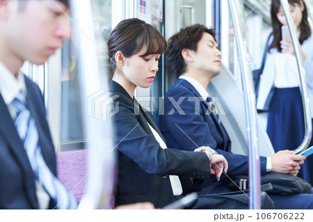 電車に乗車する男女　撮影協力「京王電鉄株式会社」 106706222