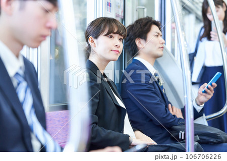 電車に乗車する男女　撮影協力「京王電鉄株式会社」 106706226