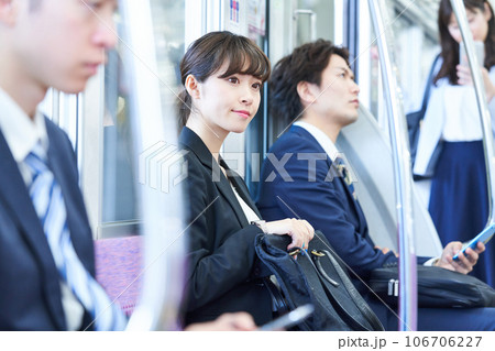 電車に乗車する男女　撮影協力「京王電鉄株式会社」 106706227
