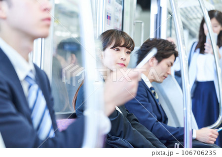 電車に乗車する男女　撮影協力「京王電鉄株式会社」 106706235