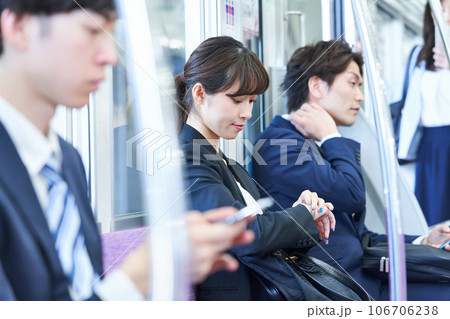 電車に乗車する男女 撮影協力「京王電鉄株式会社」 電車に乗車する男女 撮影協力「京王電鉄株式会社」 106706238