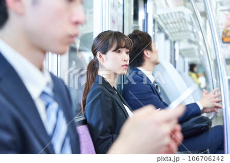 電車に乗車する男女 撮影協力「京王電鉄株式会社」 電車に乗車する男女 撮影協力「京王電鉄株式会社」 106706242